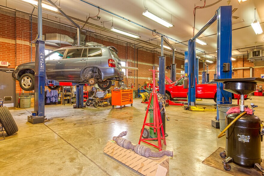 More Photos Of 5071 OH-43 Rd, Kent Auto Repair For Sale