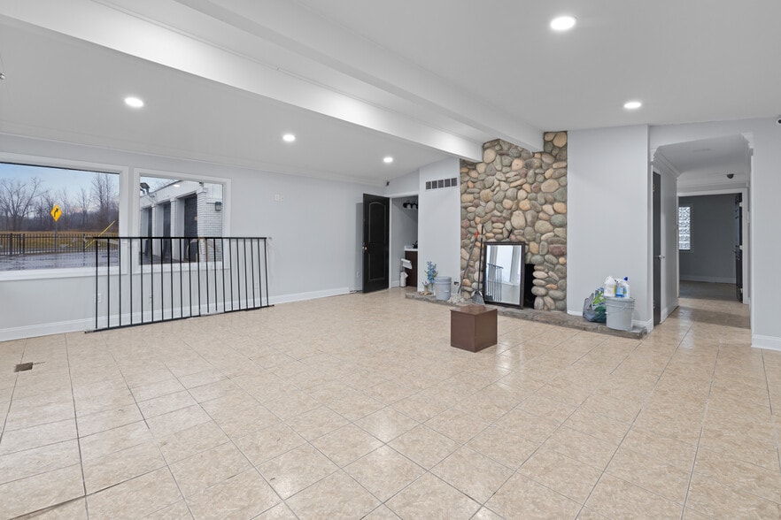 More Photos Of 2020 Dixie Hwy, Waterford Freestanding For Sale