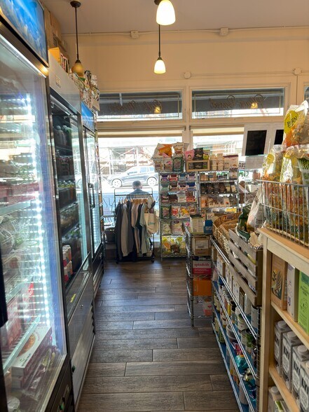 More Photos Of 86 Greenpoint Ave, Brooklyn Convenience Store For Lease