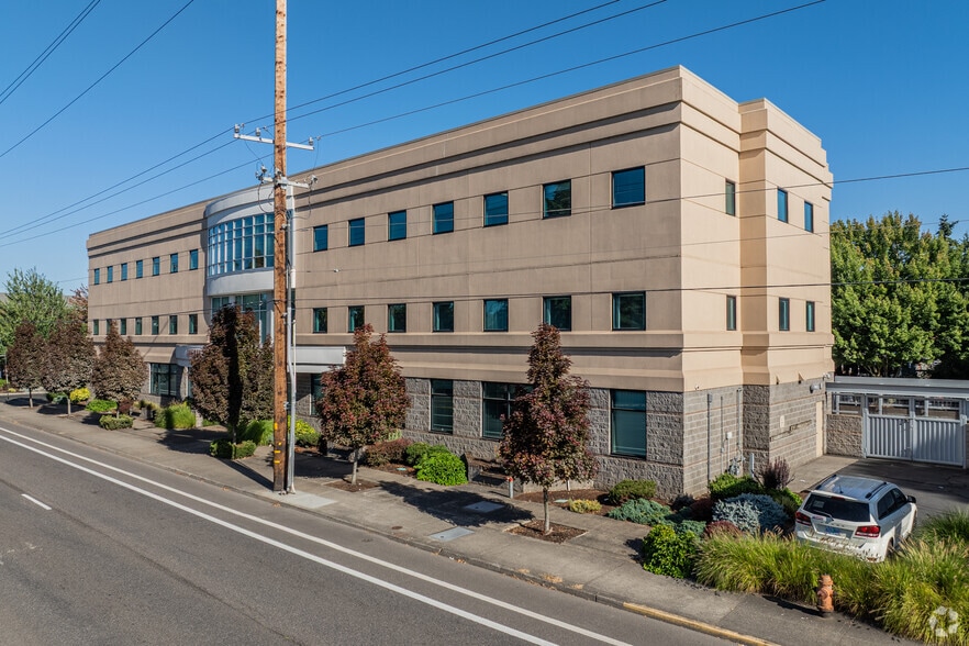 More Photos Of 10535 NE Glisan St, Portland Medical For Lease