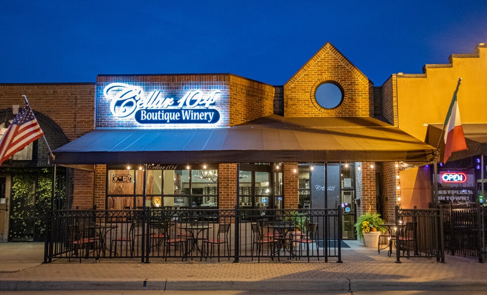 More Photos Of 104 Macomb Pl, Mount Clemens Restaurant For Sale