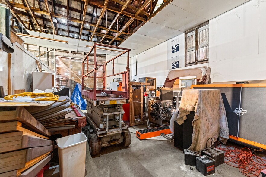 More Photos Of 805 N Magnolia Ave, Luling Flex For Sale