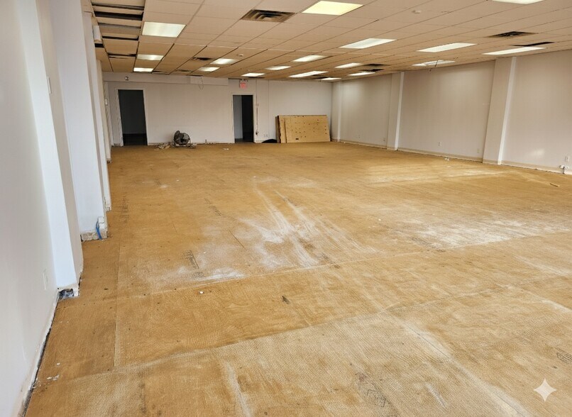 More Photos Of 1443-1449 Main St E, Hamilton General Retail For Lease