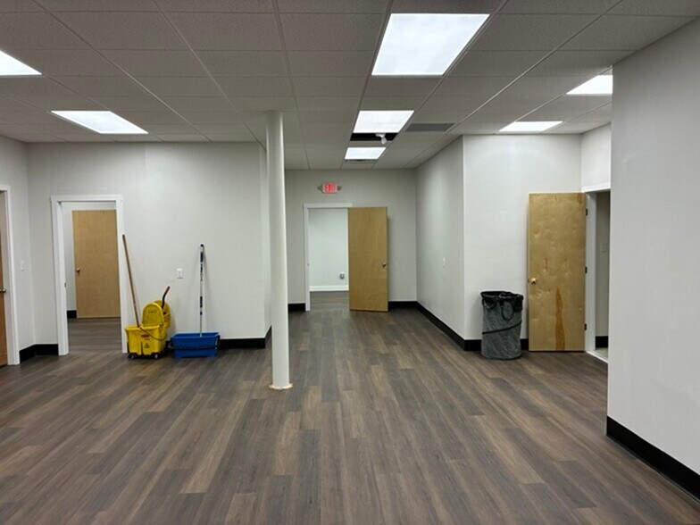 More Photos Of 4 Railroad Ave, Wakefield Flex For Lease