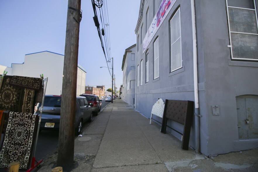 More Photos Of 39 Meade St, Trenton Distribution For Lease