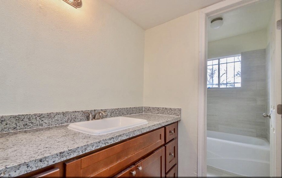 More Photos Of 122 E Crosstimbers St, Houston Apartments For Sale