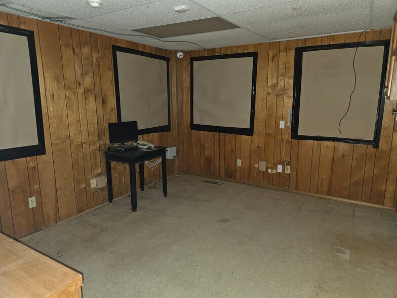 More Photos Of 320 S Taylor Rd, Watonga Warehouse For Sale