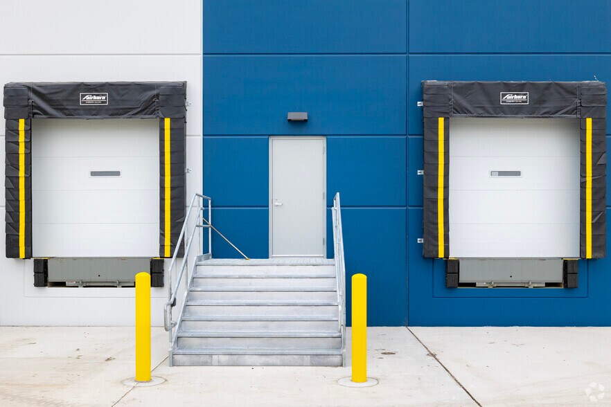 More Photos Of 4135 Rose St, Schiller Park Distribution For Lease