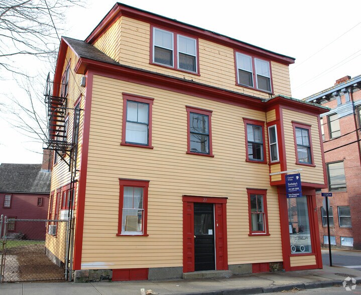 More Photos Of 21 Spring St, Newport Storefront For Lease