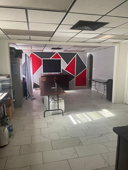 More Photos Of 216 W Hampton Ave, Capitol Heights Light Distribution For Sale