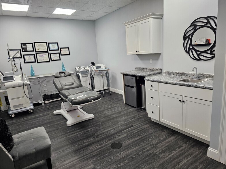 More Photos Of 1794 Bridge St, Dracut Storefront For Sale