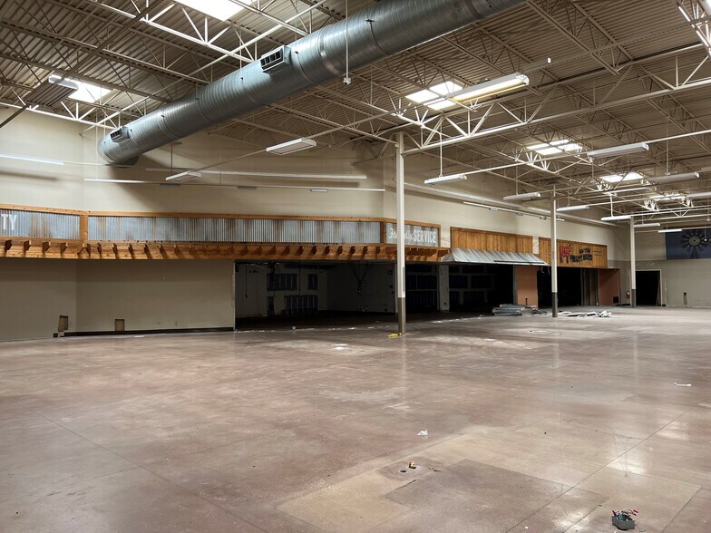 More Photos Of 7728 E Central Ave, Wichita Supermarket For Lease