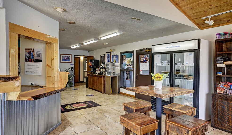 More Photos Of 702 Scott St, Gardiner Hotel For Sale