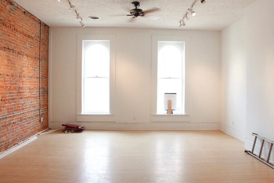 More Photos Of 221-223 E State St, Rockford Storefront Retail Residential For Lease