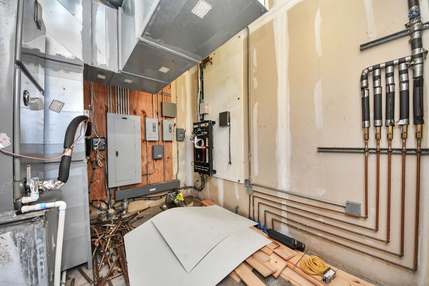 More Photos Of 10814 Woodedge Dr, Houston Warehouse For Sale