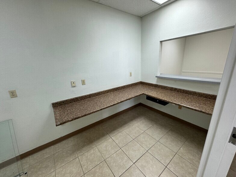 More Photos Of 2140 E Edgewood Dr, Lakeland Medical For Lease