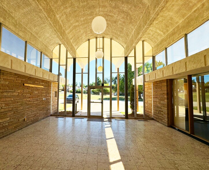 More Photos Of 301 NW 36th St, Oklahoma City Medical For Lease