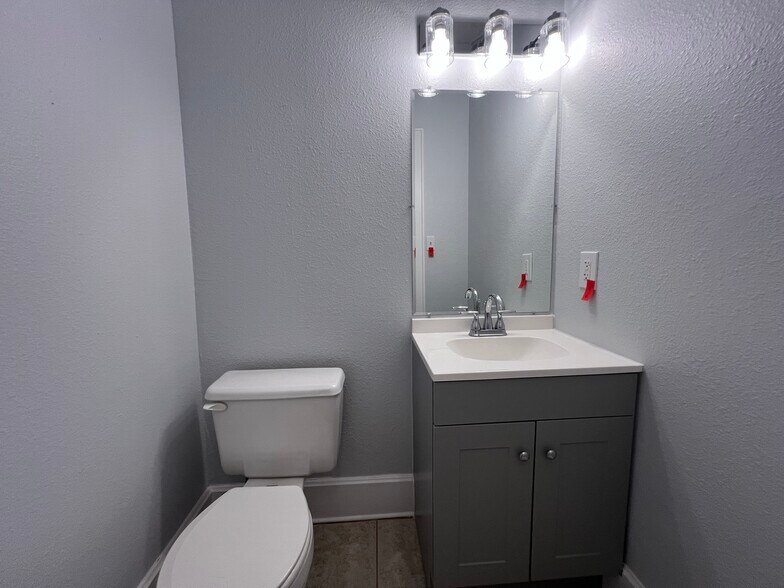 More Photos Of 113 E 3rd St, Taylor Storefront Retail Office For Lease