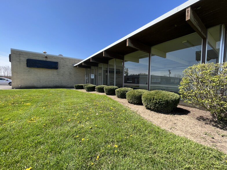 Primary Photo Of 33W461 Roosevelt Rd, West Chicago Showroom For Lease