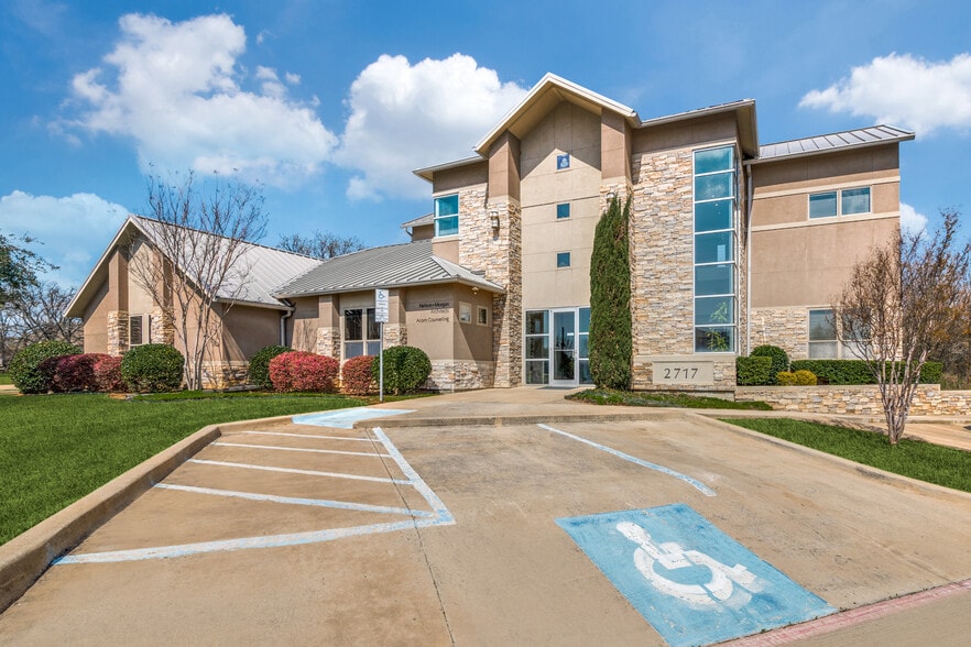 More Photos Of 2717 Windriver Ln, Denton Loft Creative Space For Sale