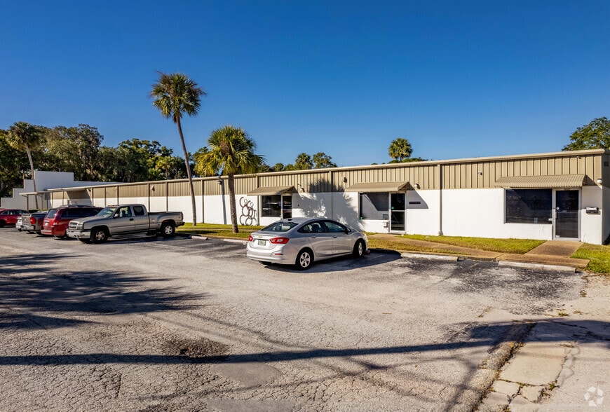 More Photos Of 1621 W University Pky, Sarasota Warehouse For Lease