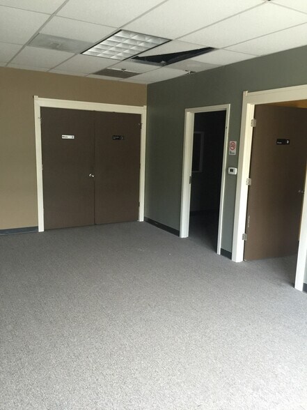 More Photos Of 9042 Hornbaker Rd, Manassas Industrial For Lease