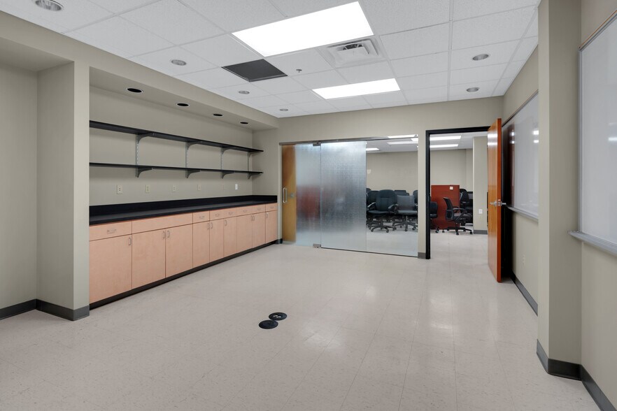 More Photos Of 2600 Stanley Gault Pky, Louisville Light Manufacturing For Lease