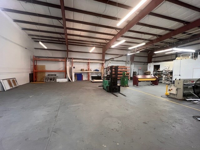 More Photos Of 4050-4060 Louis Ave, Holiday Warehouse For Lease