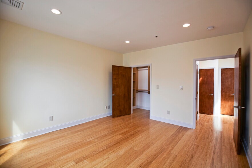 More Photos Of 266 Main St, Huntington Storefront For Lease