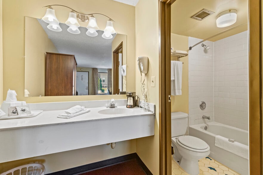 More Photos Of 30 Colonial Ave, Colonial Beach Hotel For Sale