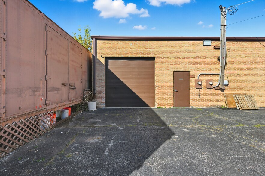 More Photos Of 1425 Louis Ave, Elk Grove Village Flex For Lease