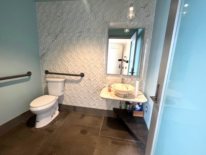 More Photos Of 1111 34th St NW, Washington Office For Lease