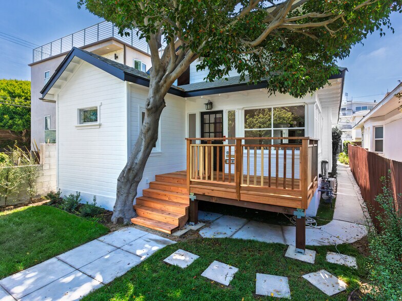 More Photos Of 58 Ozone Ave, Venice Specialty For Sale