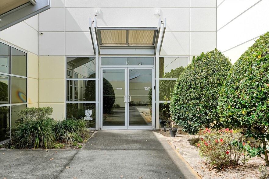 More Photos Of 8810 Commodity Cir, Orlando Showroom For Lease
