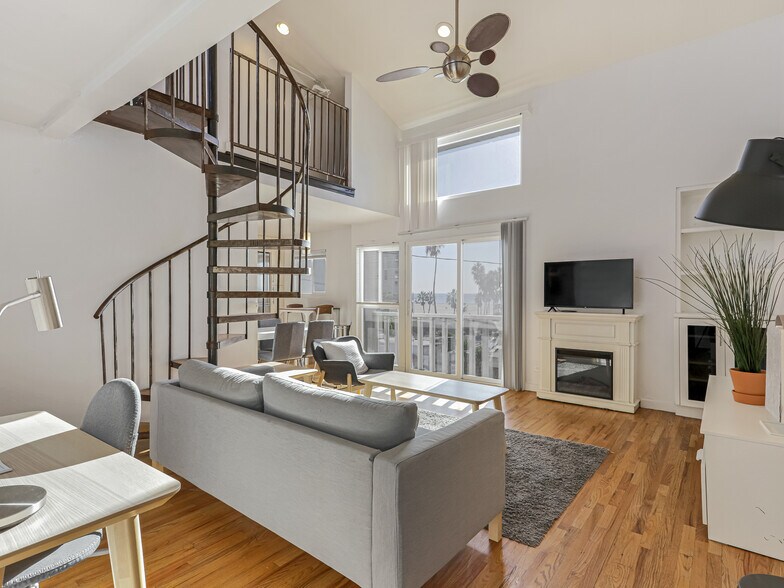 More Photos Of 14 Ozone Ave, Venice Apartments For Sale