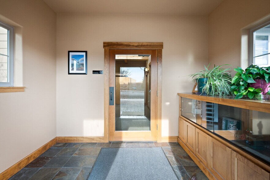 More Photos Of 270 E Sun Ranch Dr, Sisters Industrial For Sale