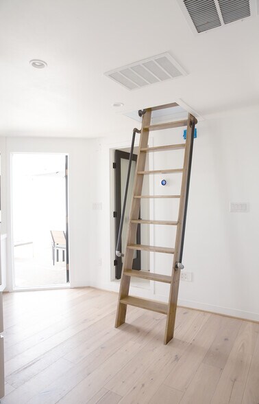 More Photos Of 511 E Balboa Blvd, Newport Beach Storefront Retail Residential For Sale
