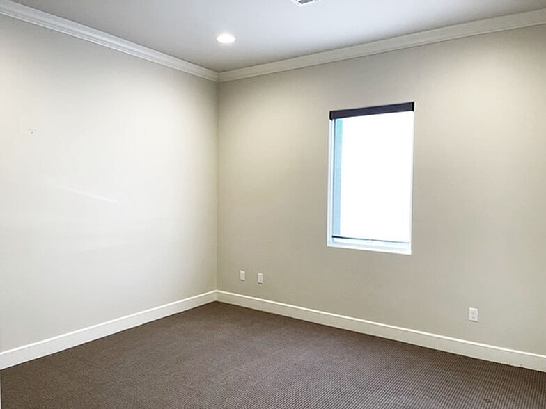More Photos Of 11912 S Norwood Ave, Tulsa Medical For Lease