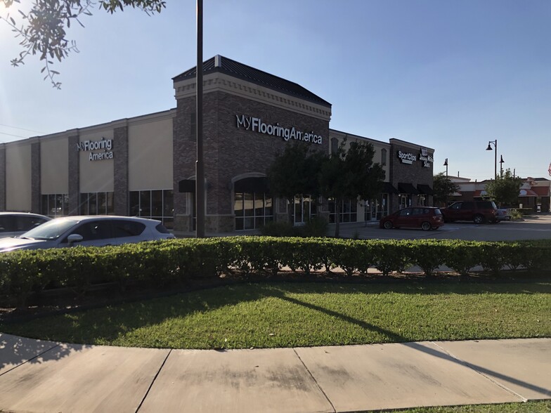 More Photos Of 520 Highway 6, Sugar Land Storefront For Lease