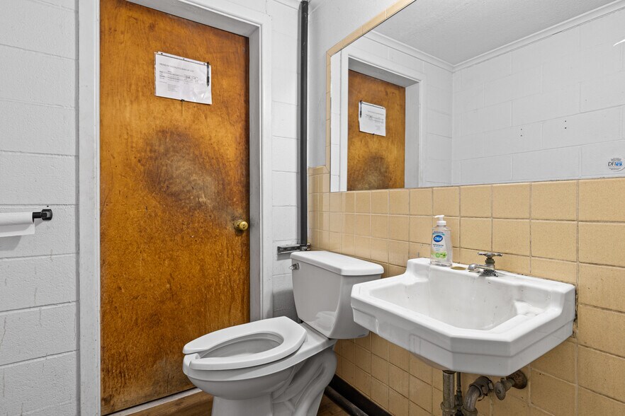 More Photos Of 2100 E Front St, Tyler Flex For Sale