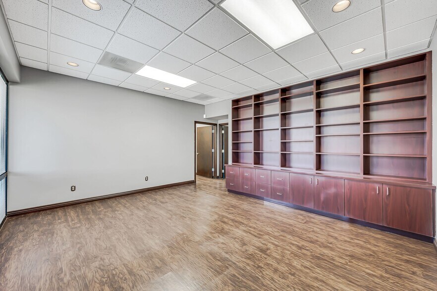 More Photos Of 145 E University Dr, Mesa Office For Lease