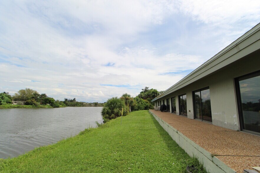 More Photos Of 5717 Bessie Dr, Sarasota Office For Lease