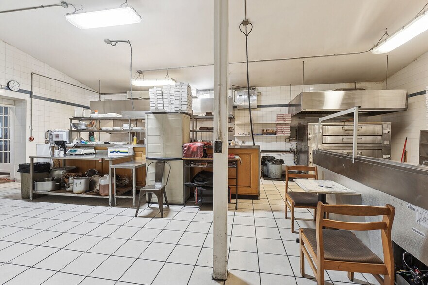 More Photos Of 536 Rue Principale, Laval Freestanding For Sale