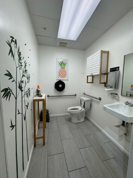 More Photos Of 12601 NW 115th Ave, Medley Warehouse For Lease