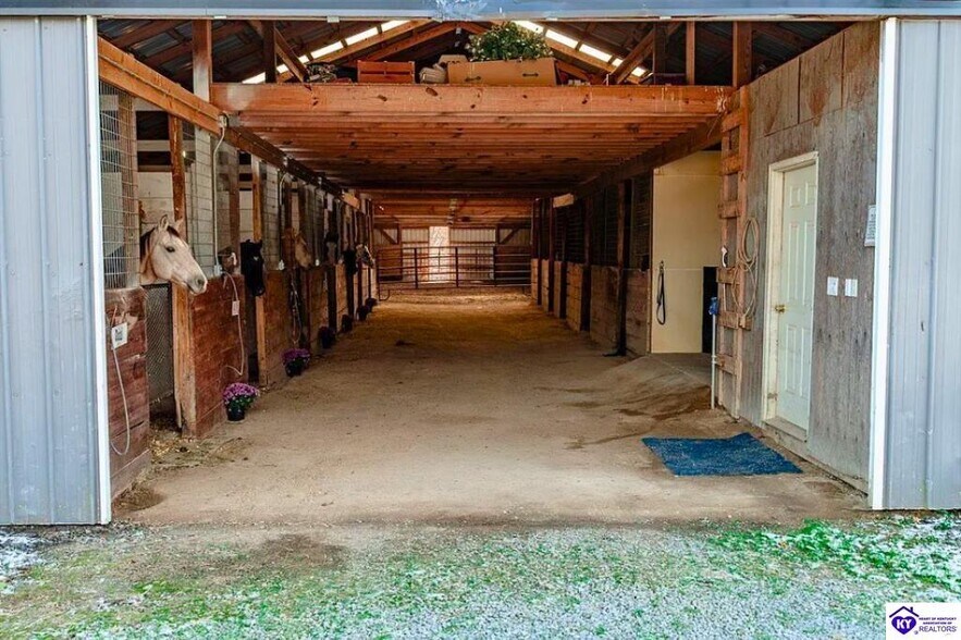 More Photos Of 441 Knob View Rd, Russell Springs Horse Stables For Sale