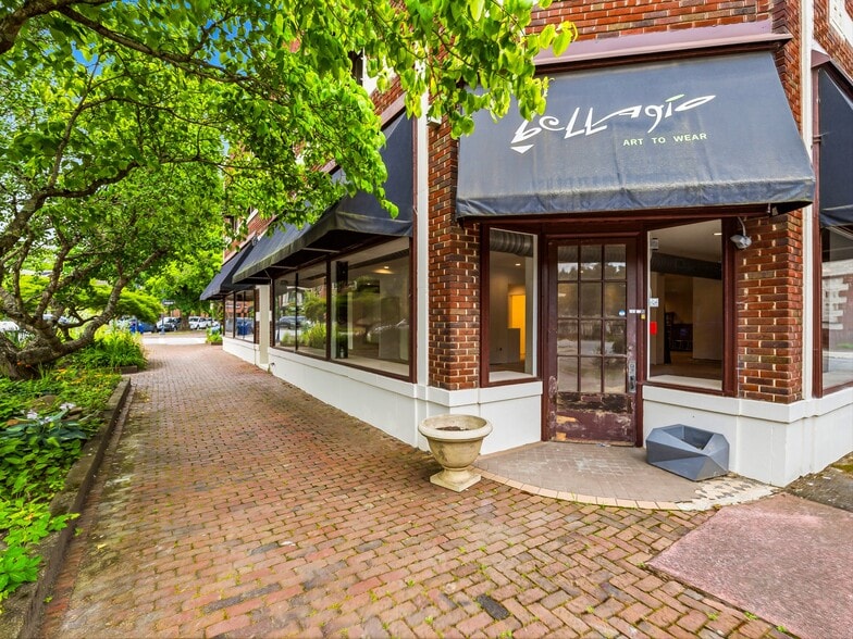 More Photos Of 5 Biltmore Plz, Asheville Storefront For Lease