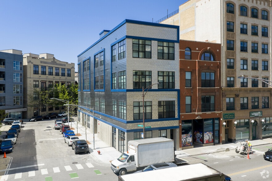 Primary Photo Of 1504 W Haddon Ave, Chicago Apartments For Lease