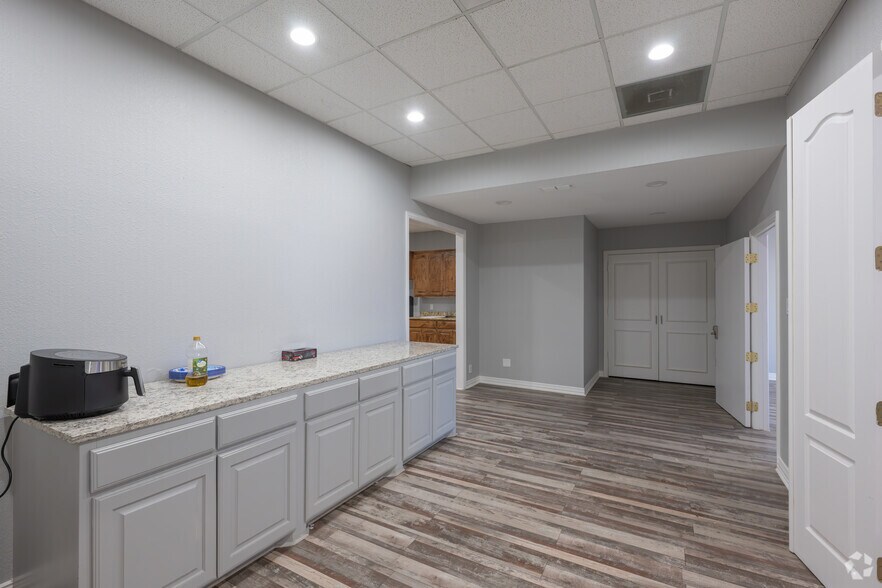 More Photos Of 2910 Edith Ln, Haltom City Light Manufacturing For Sale