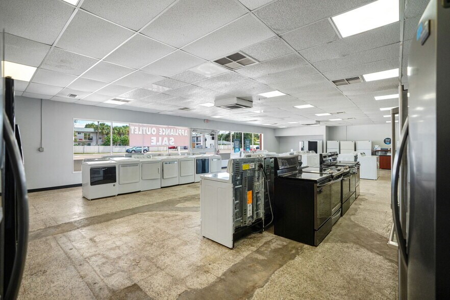More Photos Of 3090 Bee Ridge Rd, Sarasota Convenience Store For Sale
