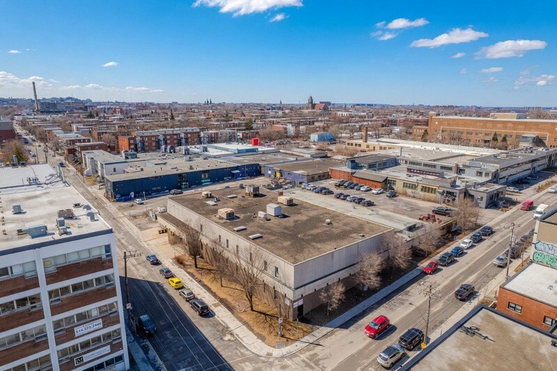 More Photos Of 2325 Rue Dandurand, Montréal Warehouse For Lease